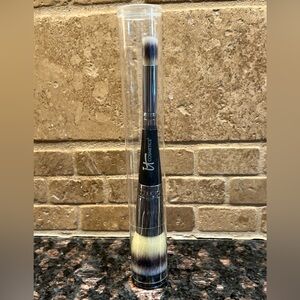 NWT IT Cosmetics Heavenly Luxe Complexion Perfection Brush No. 7